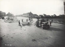 Heerenweg in aanleg (1933). Weg gaat langs kolonie-huizen lopen.