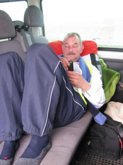 Piet van Wijk rust uit in de volgwagen na zijn estafette deel